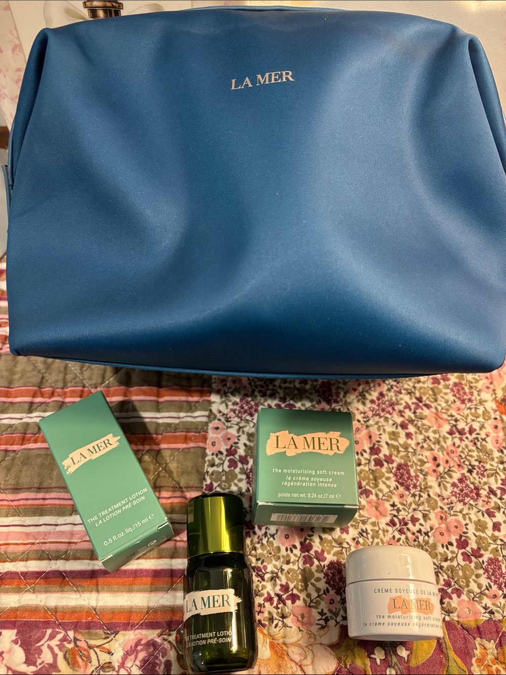 La Mer Blue Travel Pouch with Green Skincare Sampler Set. NWOT